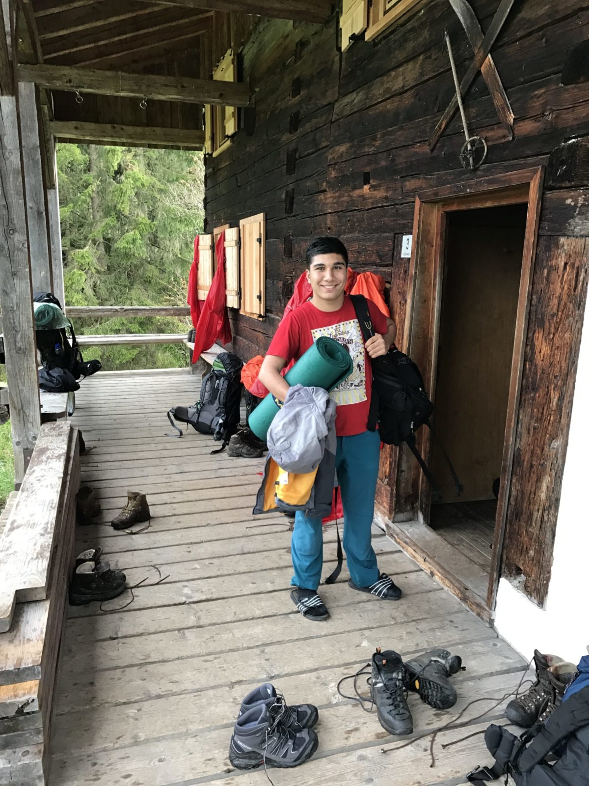 Ibo vor der Selbstversorgerhütte in Baad